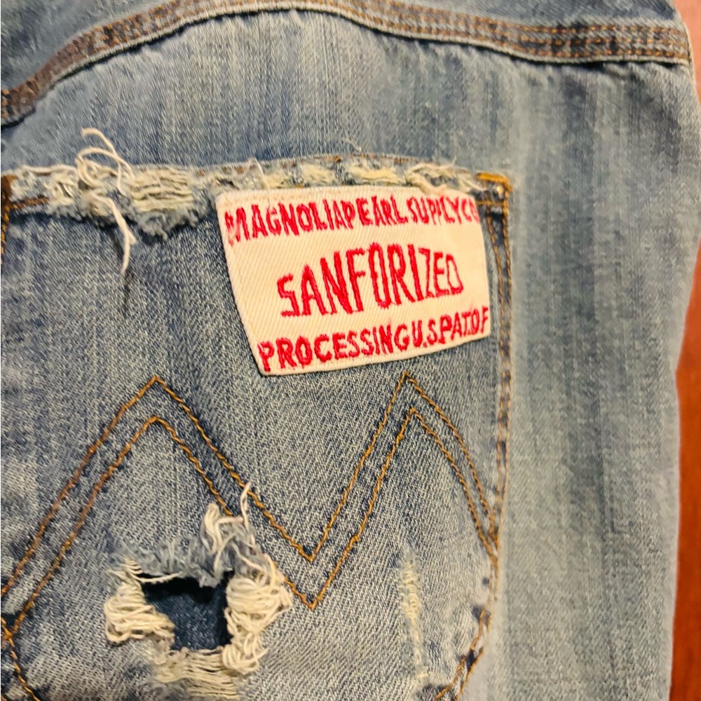 Magnolia Pearl (Ranchero) Light Blue Distressed Jeans.